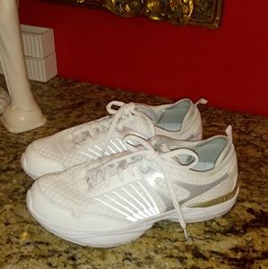 930 Cheeks Fit Body Sneakers w/ Energy Pads